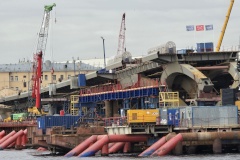 На Большом Смоленском мосту продолжаются активные работы