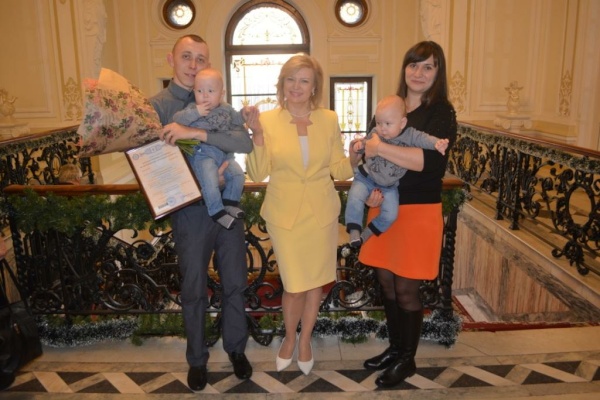Обладателем 20-тысячного сертификата на Материнский капитал во Фрунзенском районе стала семья Емельченко
