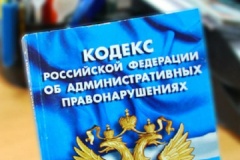 В Кировском районе борются с парковкой на газонах