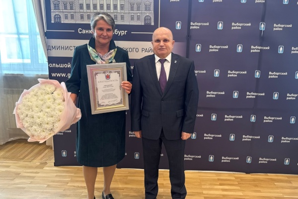Глава района поздравил директора школы 102