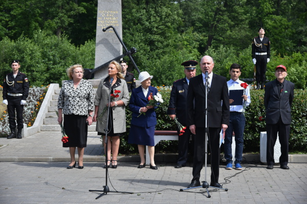В День памяти и скорби на  городском кладбище в Кронштадте прошла торжественно-траурная церемония, посвященная 75-й годовщине начала Великой Отечественной войны