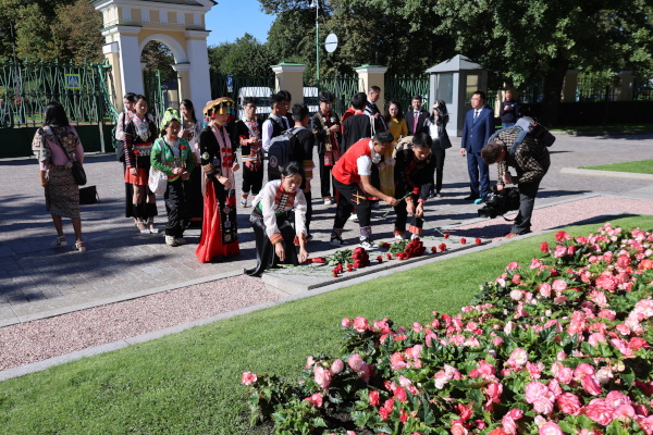 Встреча с делегацией изучающих русский язык школьников из вьетнамской провинции Дьенбьен