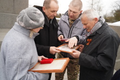 Поисковики передали внуку бойца Великой Отечественной войны найденные во время поисковых работ личные вещи и дубликат Ордена Красного Знамени