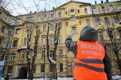 В Петроградском районе продолжается комплексная уборка дворов, внутриквартальных проездов, дорог и тротуаров