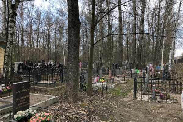 Во Фрунзенском районе на Магометанском участке Ново-Волковского кладбища прошел субботник