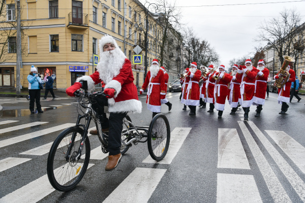 В Кронштадте прошло Новогоднее шествие Дедов морозов
