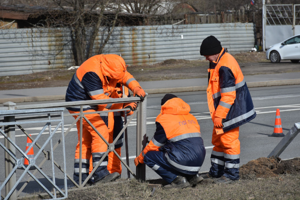 В Кировском районе выполняются работы по восстановлению пешеходных дорожных ограждений