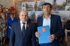 Виктор Полунин вручил Сагиту Биджиеву грамоту от Губернатора