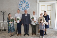 В администрации района вручили документы на квартиры жителям Калининского района