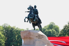 В День основания Петербурга Александр Беглов и Валентина Матвиенко возложили цветы к памятнику Петру I