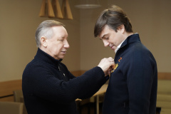 Александр Беглов вручил Сергею Кравцову памятный знак «350 лет Петру Великому»