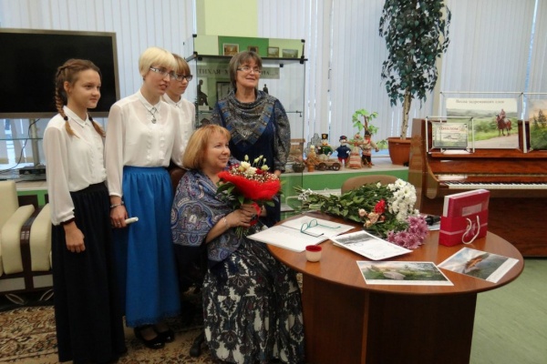 Библиотека имени Николая Рубцова наградила победительницу фестиваля  «Души звенящая струна…»