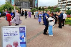 Первая встреча в рамках городского проекта «Танцевальные веранды» прошла в Красногвардейском районе в сквере перед театром «Буфф»