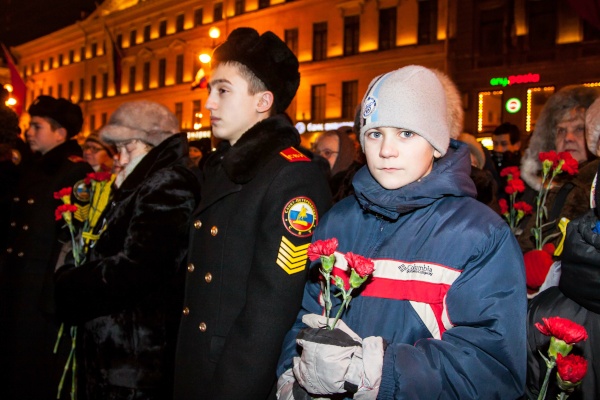 Возложение цветов и венков к мемориальной доске на доме 14 по Невскому проспекту и на Пискаревском мемориальном кладбище. Фото Павла Ежкова