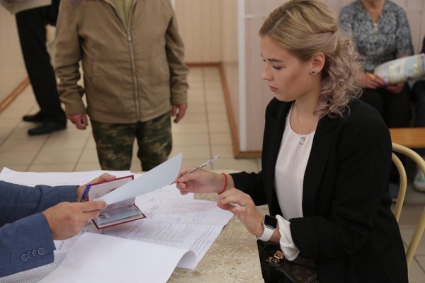 Выпускница 180 школы Красногвардейского района впервые опустила свой бюллетень