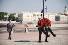 В День ВМФ к монументу Медный всадник и к памятнику адмиралу Ушакову возложены цветы