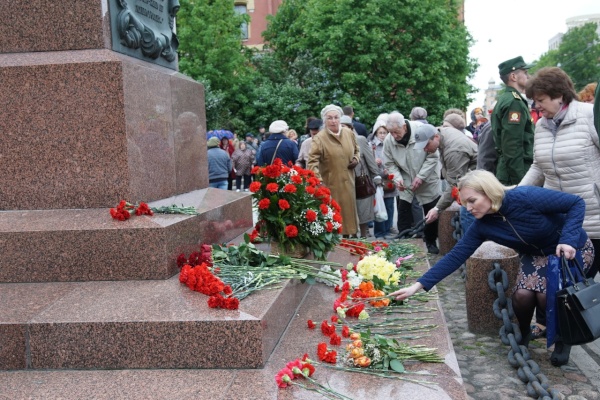 Жители Выборгского района возложили цветы к памятнику Петру I