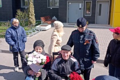 Сотрудники полиции Фрунзенского района поздравили участников Великой Отечественной войны с Днём Победы