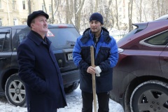 Глава администрации Владимир Ушаков проверил уборку крыш на Московском проспекте