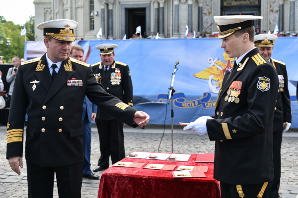 На Якорной площади  состоялось проведение воинского ритуала вручения выпускникам Военно-морских учебных заведений Санкт‑Петербурга аттестатов, дипломов, кортиков, производство в офицеры.