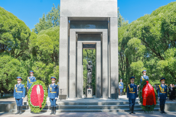 Торжественно-траурная церемония возложения венков и цветов к мемориалу «Жителям блокадного Ленинграда» на Пошехонском кладбище Вологды