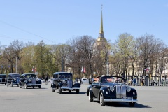 Ветераны, блокадники, участники СВО приняли участие в параде ретро-автомобилей на Невском проспекте