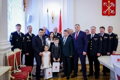 В Смольном наградили Павла Иванова за спасение ребенка