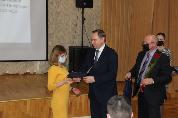 Глава района Александр Забайкин наградил жителей района за достижения в спорте, культуре, волонтерском движении и т.д.