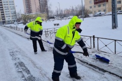 Во Фрунзенском районе продолжаются работы по уборке снега