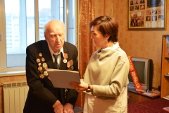 Ветеран получил памятный знак в честь 75-летия Битвы за Москву