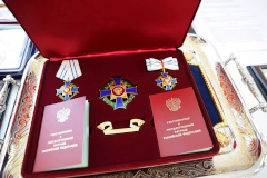 В Смольном наградили три многодетные семьи из Калининского района
