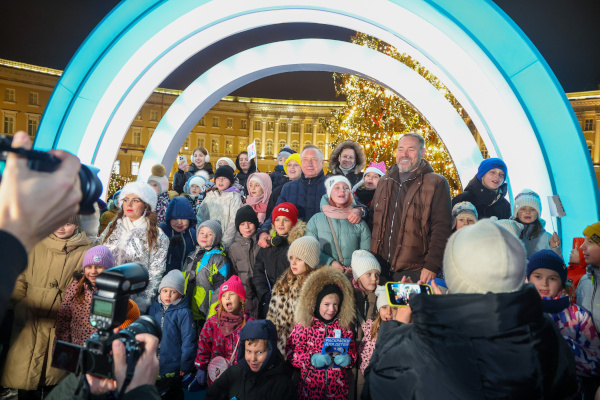 Александр Беглов и председатель Законодательного Собрания Александр Бельский осмотрели новогоднее убранство Дворцовой площади