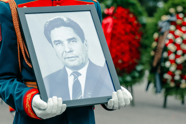 На Богословском кладбище прошли похороны Почётного гражданина Санкт‑Петербурга Владимира Яковлевича Ходырева