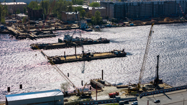 В акватории Невы ведутся работы в зоне разводного пролета будущего Большого Смоленского моста