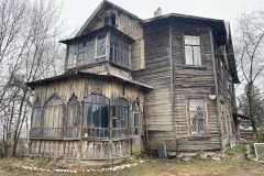 Собственник деревянной дачи на Морской улице, 5 в Ломоносове по решению суда обязан отреставрировать здание