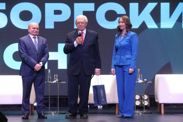 Глава района Виктор Полунин в рамках проведения отчета наградил жителей почетным знаком «За заслуги перед Выборгским районом»