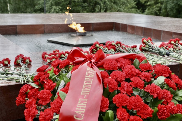 Губернатор Санкт‑Петербурга Александр Беглов и глава Республики Карелия Артур Парфенчиков возложили цветы к Мемориальному комплексу «Могила Неизвестного солдата с Вечным огнём Славы» в Петрозаводске