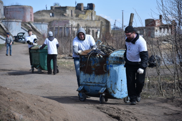 На территории Первого Северного форта прошел субботник