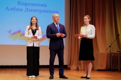 Лучшие выпускники школ Фрунзенского района получили заслуженные награды