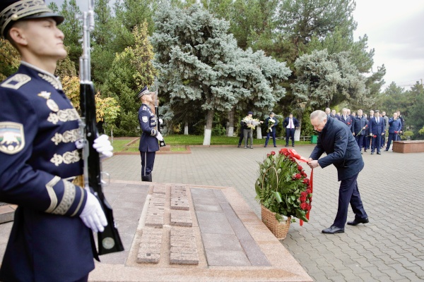 Возложение цветов к мемориалу на Волгоградском кладбище Ташкента