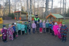 Сотрудники ГИБДД регулярно посещают детские сады и проводят с детьми беседы по безопасности