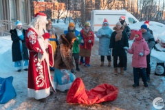 С приходом Нового года в Калининском районе продолжают проводить веселые уличные праздники - "Дни двора"