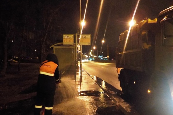 В Кировском районе продолжается комплексная уборка улично-дорожной сети