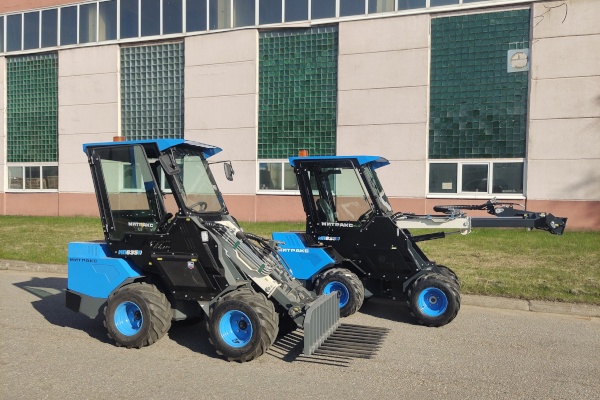 Мини-погрузчики Митракс успешно применяются при уборке внутриквартальных территорий Петербурга