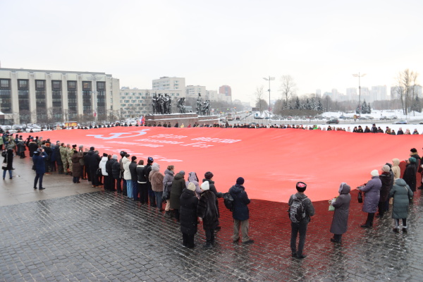 В Санкт‑Петербурге развернули копию Знамени Победы в честь 82-й годовщины снятия блокады