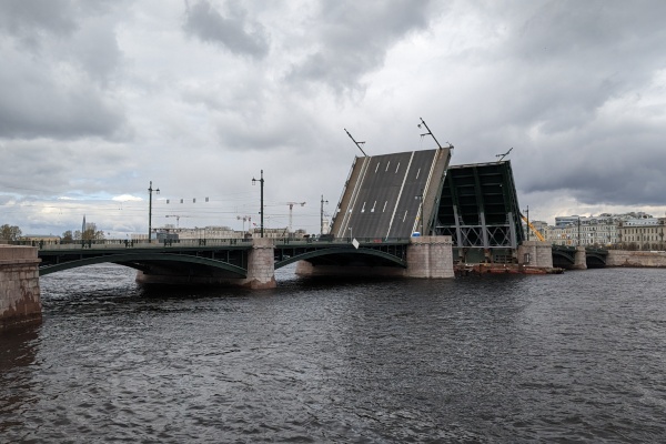 На Биржевом мосту завершается демонтаж временных опор