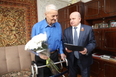 Встреча с Героем: Глава района поздравил с 99-летием фронтовика накануне Дня Победы