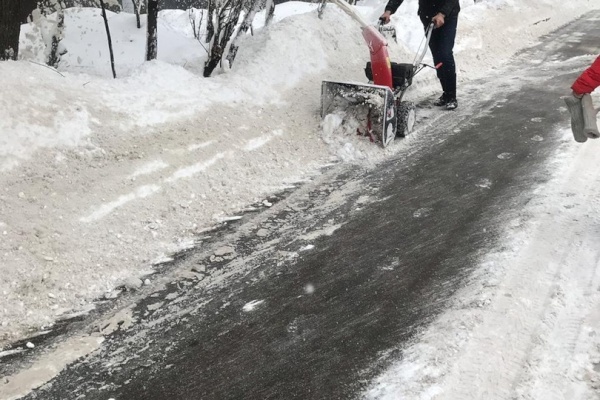 Во Фрунзенском районе продолжается ликвидация последствий снегопада