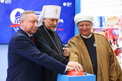 Александр Беглов на ПМЭФ-2025 включил часы с обратным отсчетом времени до старта Спортивных игр Александра Невского