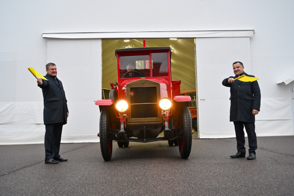 По маршруту истории: реконструкция выезда первого советского автомобиля АМО Ф-15 состоялась в Петербурге